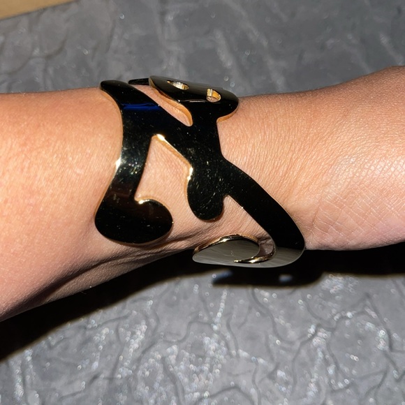 ❤️SOLD❤️Preloved Fendi name bangle bracelet gold color great condition. - Picture 4 of 11